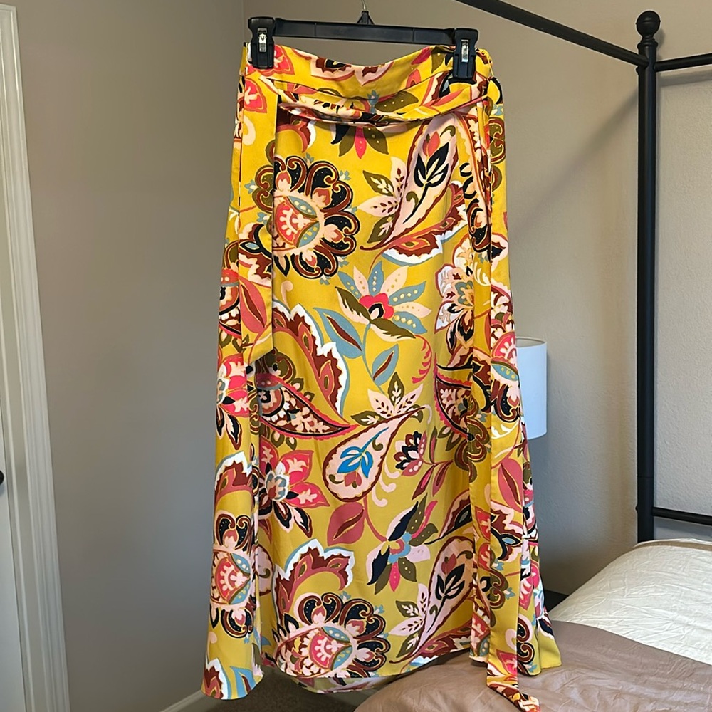 Yellow, patterned Loft skirt.